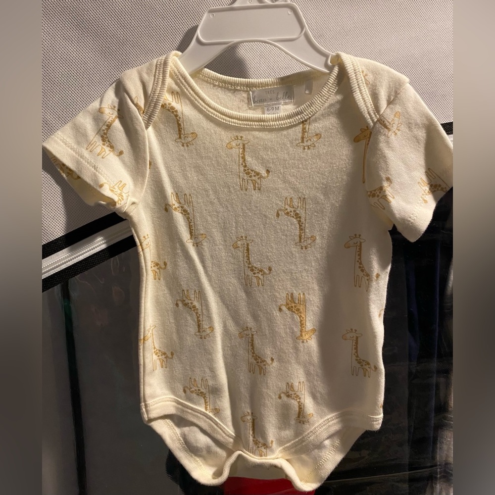 Tres Beau et Belle Infant Girls Giraffes Bodysuit, NWOT, size 6-9 months.